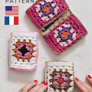 Puede incluir: Tres porta tarjetas de ganchillo con un dise&ntilde;o de granny square. Los porta tarjetas son de color rosa, blanco y marr&oacute;n con ribete dorado. Los porta tarjetas est&aacute;n sobre una superficie blanca texturizada.