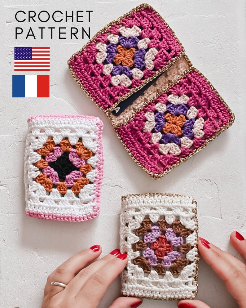 Puede incluir: Tres porta tarjetas de ganchillo con un dise&ntilde;o de granny square. Los porta tarjetas son de color rosa, blanco y marr&oacute;n con ribete dorado. Los porta tarjetas est&aacute;n sobre una superficie blanca texturizada.