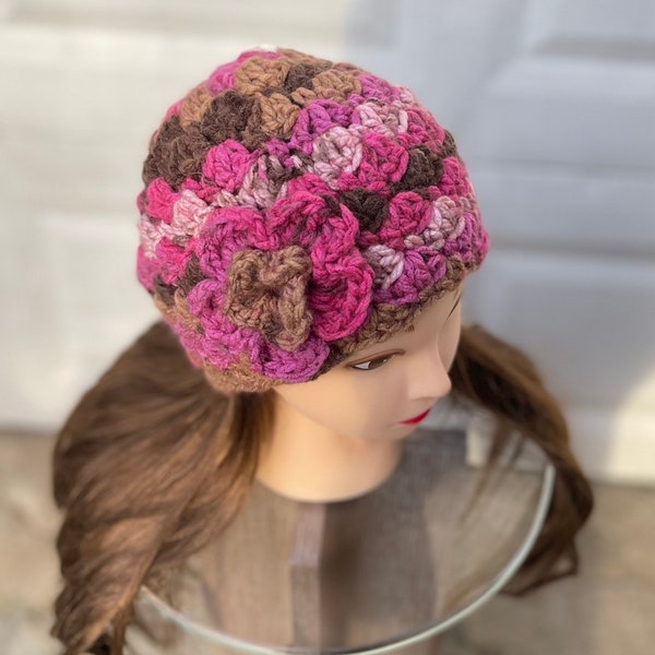 Bonnet en crochet femme avec fleur, multicolore, convient aux adolescents / adultes de 22-24 « de circonférence. Accessoires de mode d’hiver Choisissez la couleur