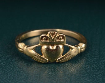 Dainty Claddagh Celtic Irish Ring, Claddagh ring, Claddagh Ring heart hand ring, Gift for her, promise ring, Friendship Ring, love ring
