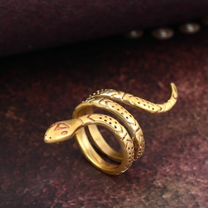 Minimalist snake ring, Gold snake ring, Brass snake ring, Engraved snake ring, Spiral ring, Gold wrap ring, Serpent ring, Wild Animal ring