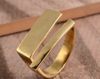 Dainty Brass Geometric Ring: Minimalist Open Bar Design