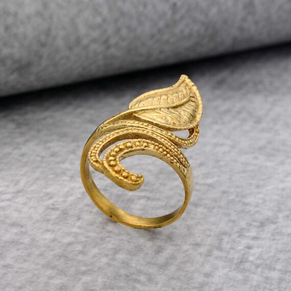 手作りの真鍮製フローラルリング：ボヘミアン風の金箔ジュエリー 