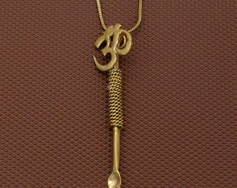 Colgante de cuchara Om de latón hecho a mano: collar religioso