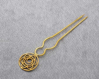 Horquilla de flor dorada: soporte de latón para moño