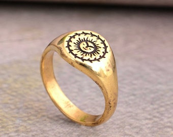 Anillo de latón con cara de sol: amuleto de buena suerte de estilo vintage