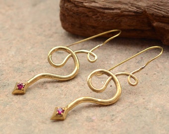 Pendientes de serpiente de latón dorado: joyería bohemia con un toque llamativo