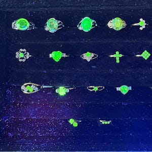 Vintage und handgemachte fluoreszierende Ringe, alles Uranglas und Zirkonia, alle einstellbar. Schwarzlicht Schmuck. UV-aktiv.