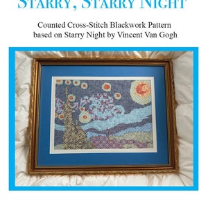 以下が含まれることがあります： フィンセント・ファン・ゴッホの星月夜をモチーフにしたクロスステッチのパターンが額装されています。作品は金色の額縁に青いマットが施されています。クロスステッチは、青、黄、白など様々な色で仕上げられています。