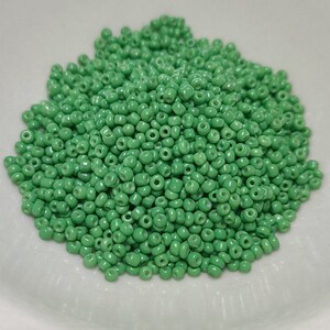 11/0 Opaque Green Seed Beads, 2mm Rocailles, 10 grams - Item Number 11846