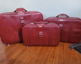 Vintage Set of 3 Red/Chrome Faux Leather Riviera Nesting Suitcases w/ keys D-058