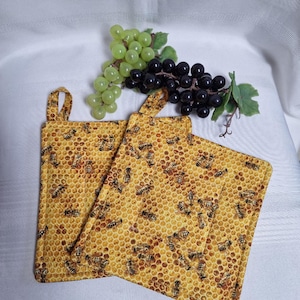 Bees Cottage Style Potholder Set, Quilted Cotton Country Kitchen Accessory