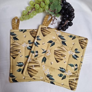 Beehive Cottage Style Potholder Set, Quilted Cotton Country Kitchen Accessory