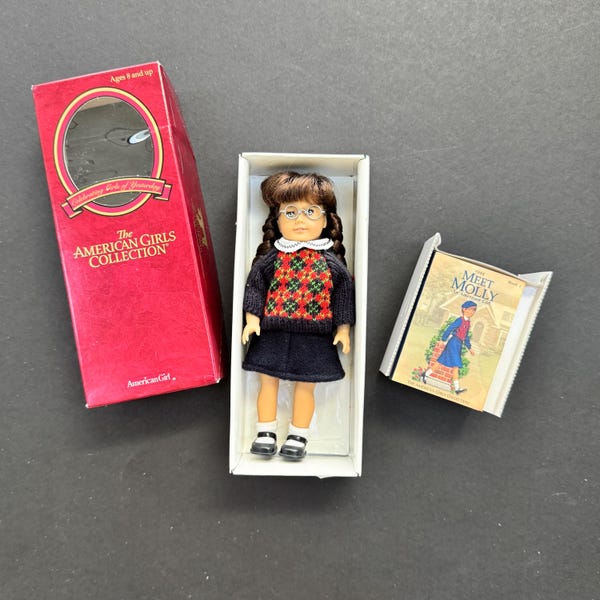HTF GLASSES! Pleasant Company American Girl doll Mini 6” Molly McIntire in original box, complete meet outfit & HC book - retired