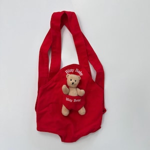 Pleasant Company American Girl Doll Bitty Baby Carrier I 1995 primeira edição, canguru de sarja vermelha para boneca e suporte para urso “pequena mamãe”