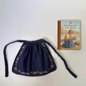 Pleasant Company American Girl Doll Kirsten’s blue APRON & BOOK only from checked dress On the Trail limited edition outfit rare vhtf set LE