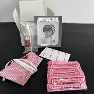 Pleasant Company American Girl Doll Hair Care Kit I Erstausgabe 1993 versiegelt cape Spray Lockenstäbe Papiere Anleitung Zubehör Set Box