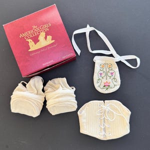 SÄLLSYNT FYND! Pleasant Company American Girl-docka Felicitys original Colonial-underkläder kompletta i låda, fickor med stag och öglor - utgått EWAU