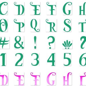 Puede incluir: Una colecci&oacute;n de letras y n&uacute;meros estilizados en verde y rosa, incluyendo el s&iacute;mbolo ampersand, el signo de exclamaci&oacute;n, el signo de interrogaci&oacute;n y un gr&aacute;fico de concha. Tambi&eacute;n est&aacute; presente el logotipo de Disney La Sirenita.