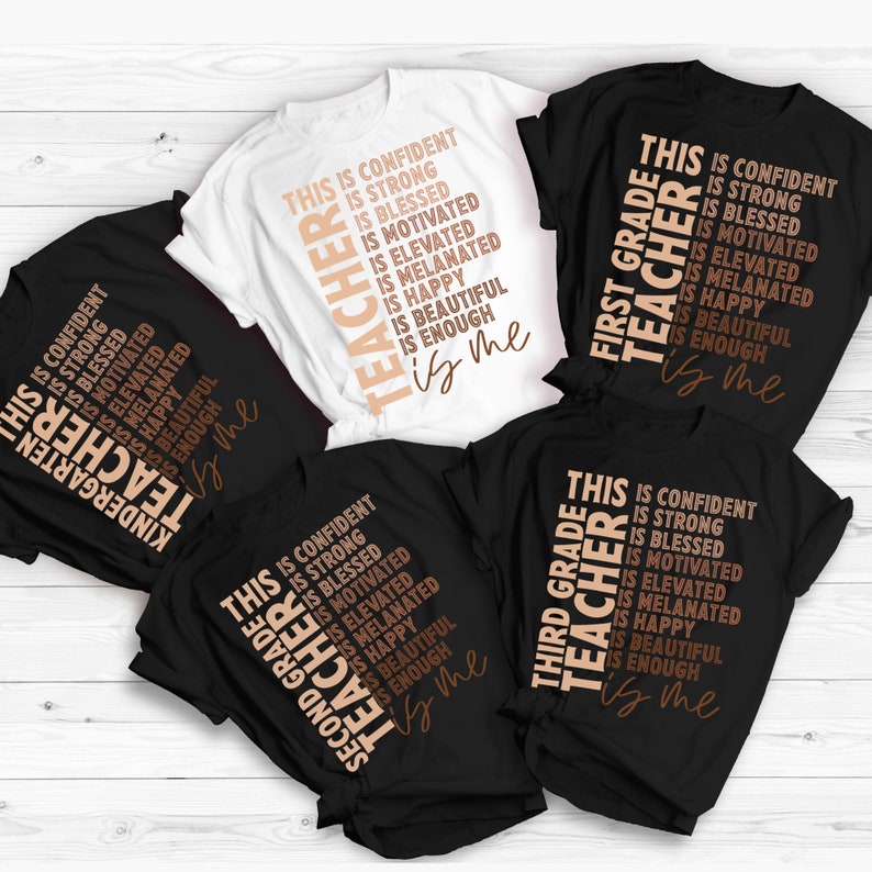 Puede incluir: Cinco camisetas negras con texto blanco que dice "This is Confident, Is Strong, Is Blessed, Is Motivated, Is Elevated, Is Melanated, Is Happy, Is Beautiful, Is Enough, Teacher is me". Cada camiseta tiene un nivel de grado diferente impreso en ella: Kindergarten, Primer Grado, Segundo Grado, Tercer Grado.