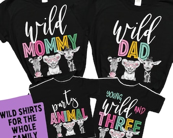 Camisetas "Salvaje y tres salvajes", niña joven y salvaje, animales de safari en rosa, zoológico, camiseta de tercer cumpleaños, camisetas familiares de safari floral, zoológico, jungla salvaje