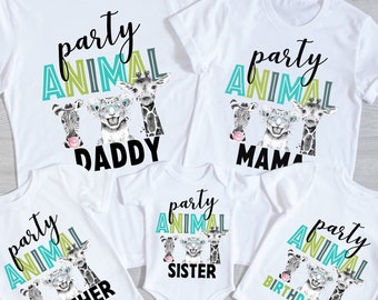 Puede incluir: Conjunto de cinco camisetas blancas con un gráfico de una cebra, un león y una jirafa con gafas y el texto "party animal" con diferentes títulos para cada camiseta: "Papá", "Mamá", "Hermano", "Hermana" y "Cumpleaños".