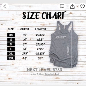 Pode incluir: Tabela de tamanhos para um tanque de costas nadadoras com medidas em polegadas para o peito e o comprimento. Os tamanhos incluem XS, S, M, L, XL e 2XL. A tabela est&aacute; sobre um fundo de madeira. O texto "NEXT LEVEL 6733" e "Ladies' Triblend Racerback Tank" est&aacute; abaixo da tabela.