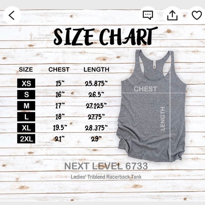 Pode incluir: Tabela de tamanhos para um tanque de costas nadadoras com medidas em polegadas para o peito e o comprimento. Os tamanhos incluem XS, S, M, L, XL e 2XL. A tabela est&aacute; sobre um fundo de madeira. O texto "NEXT LEVEL 6733" e "Ladies' Triblend Racerback Tank" est&aacute; abaixo da tabela.