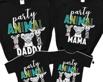 Könnte beinhalten: Vier schwarze T-Shirts mit einem Party-Tier-Motiv. Die Shirts zeigen ein Zebra, einen Löwen und eine Giraffe mit den Worten "Party Animal" in Grün und Blau. Die Shirts sind mit "Papa", "Mama", "Geburtstagskind" und "Bruder" beschriftet.