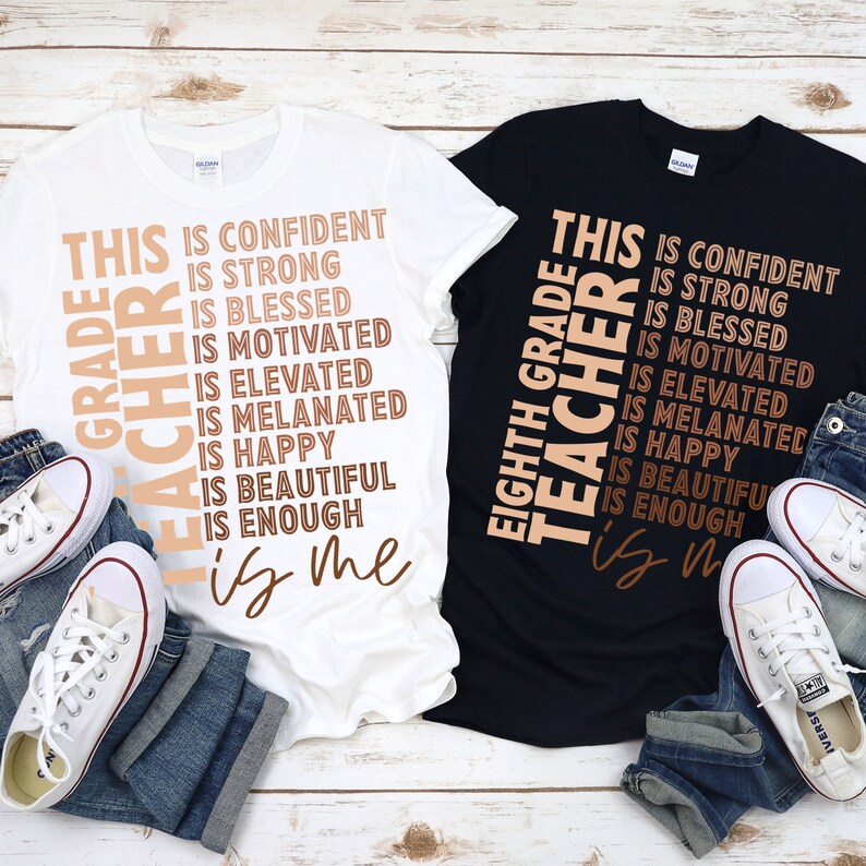 Puede incluir: Dos camisetas con el texto "This Grade Teacher is..." en ellas. El texto est&aacute; en diagonal e incluye las palabras "seguro", "fuerte", "bendecido", "motivado", "elevado", "melanizado", "feliz", "hermoso" y "suficiente". Una camiseta es blanca y la otra es negra.