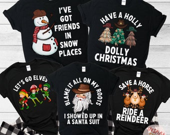 Puede incluir: Cinco camisetas negras con diferentes diseños navideños. Los diseños incluyen un muñeco de nieve, duendes, Papá Noel, un reno y un acebo. El texto en las camisetas incluye "I've got friends in snow places", "Have a holly dolly Christmas", "Blame it all on my roots I showed up in a Santa suit", "Let's go elves", and "Save a horse ride a reindeer".