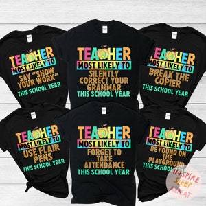 Puede incluir: Seis camisetas negras con texto colorido que dice "Teacher Most Likely To..." con diferentes frases humorísticas para profesores. Las frases incluyen "Say "Show Your Work"", "Silently Correct Your Grammar", "Break The Copier", "Use Flair Pens", "Forget To Take Attendance", y "Be Found On The Playground".