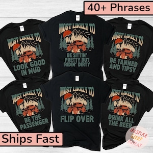 Peut inclure: Ensemble de six t-shirts noirs avec un motif de montagne et de véhicule tout-terrain. Chaque t-shirt porte une phrase différente, notamment "Most Likely To Look Good In Mud", "Most Likely To Be The Passenger", "Most Likely To Be Sittin' Pretty But Ridin' Dirty", "Most Likely To Flip Over", "Most Likely To Be Tanned And Tipsy", et "Most Likely To Drink All The Beer".