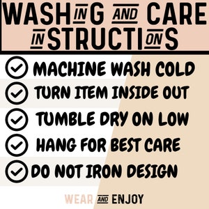 Puede incluir: Una lista de verificaci&oacute;n de instrucciones de lavado y cuidado para una prenda de vestir. Las instrucciones incluyen lavar a m&aacute;quina con agua fr&iacute;a, voltear la prenda del rev&eacute;s, secar en secadora a baja temperatura, colgar para un mejor cuidado y no planchar el dise&ntilde;o. El texto "WEAR AND ENJOY" est&aacute; en la parte inferior de la imagen.