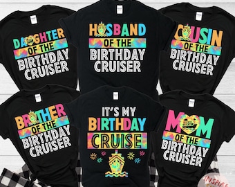 Puede incluir: Siete camisetas negras con diseños tie-dye y texto blanco. Las camisetas dicen "Daughter of the Birthday Cruiser", "Husband of the Birthday Cruiser", "Cousin of the Birthday Cruiser", "Brother of the Birthday Cruiser", "It's My Birthday Cruise", y "Mom of the Birthday Cruiser".