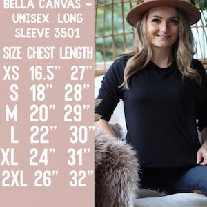 K&ouml;nnte beinhalten: Gr&ouml;&szlig;entabelle f&uuml;r ein Bella Canvas Unisex-Langarmshirt. Die Tabelle zeigt die Brust- und L&auml;ngenma&szlig;e in Zoll f&uuml;r die Gr&ouml;&szlig;en XS, S, M, L, XL und 2XL.