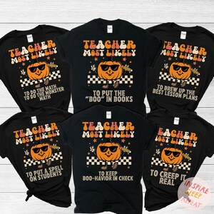 Op de afbeelding: Set van zes zwarte T-shirts met een pompoenafbeelding en de tekst "Teacher Most Likely" met verschillende zinnen onder de pompoen. De zinnen zijn "To do the math. To do the monster math", "To put the "boo" in books", "To brew up the best lesson plans", "To put a spell on students", "To keep boo-havior in check", en "To creep it real".