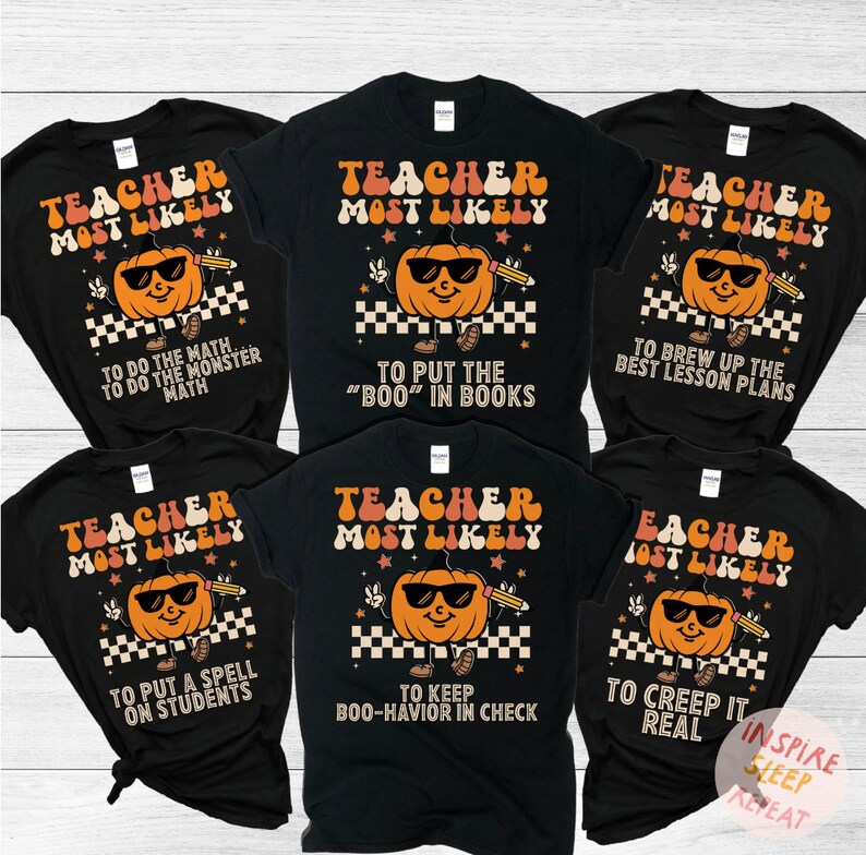 Op de afbeelding: Set van zes zwarte T-shirts met een pompoenafbeelding en de tekst "Teacher Most Likely" met verschillende zinnen onder de pompoen. De zinnen zijn "To do the math. To do the monster math", "To put the "boo" in books", "To brew up the best lesson plans", "To put a spell on students", "To keep boo-havior in check", en "To creep it real".