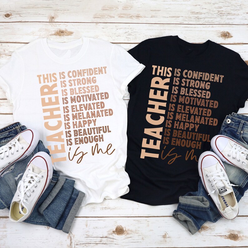 Puede incluir: Dos camisetas con el texto "This is confident, is strong, is blessed, is motivated, is elevated, is melanated, is happy, is beautiful, is enough, is me" impreso en ellas. El texto est&aacute; en una columna vertical y es de color marr&oacute;n y melocot&oacute;n. Las camisetas est&aacute;n sobre una superficie de madera con vaqueros azules y zapatillas blancas.
