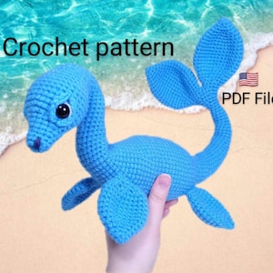 Schema all'uncinetto di River the Nessie, peluche ispirato al mostro di Loch Ness, giocattolo amigurumi a forma di animale del lago, termini statunitensi (file PDF)