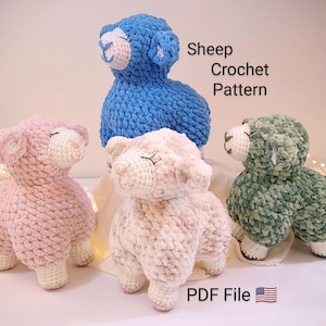 Puede incluir: Cuatro juguetes de amigurumi de oveja tejidos a crochet en diferentes colores: rosa, blanco, azul y verde. Las ovejas están sentadas sobre una superficie blanca con una cadena de luces en el fondo. El texto "Sheep Crochet Pattern PDF File" es visible en la imagen.