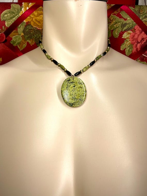 Polished Serpentine Pendant Necklace, Serpentine Gemstone Pendant Necklace, Serpentine Gemstone Beaded Necklace, Green Gemstone Necklace