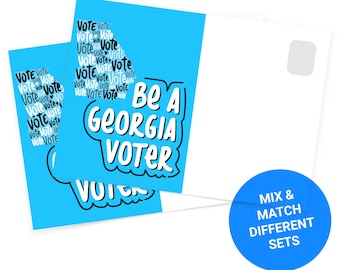 Puede incluir: Una postal azul con el texto "Be a Georgia Voter" en un globo de diálogo blanco. El globo de diálogo está lleno de la palabra "Vote" repetida muchas veces. La postal está diseñada para ser utilizada para el registro de votantes.