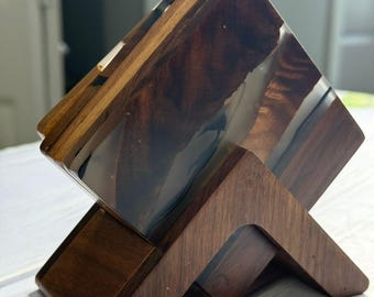 Untersetzer Set aus Harz und Holz mit Halter: Moderne, natürliche Tischdekoration.