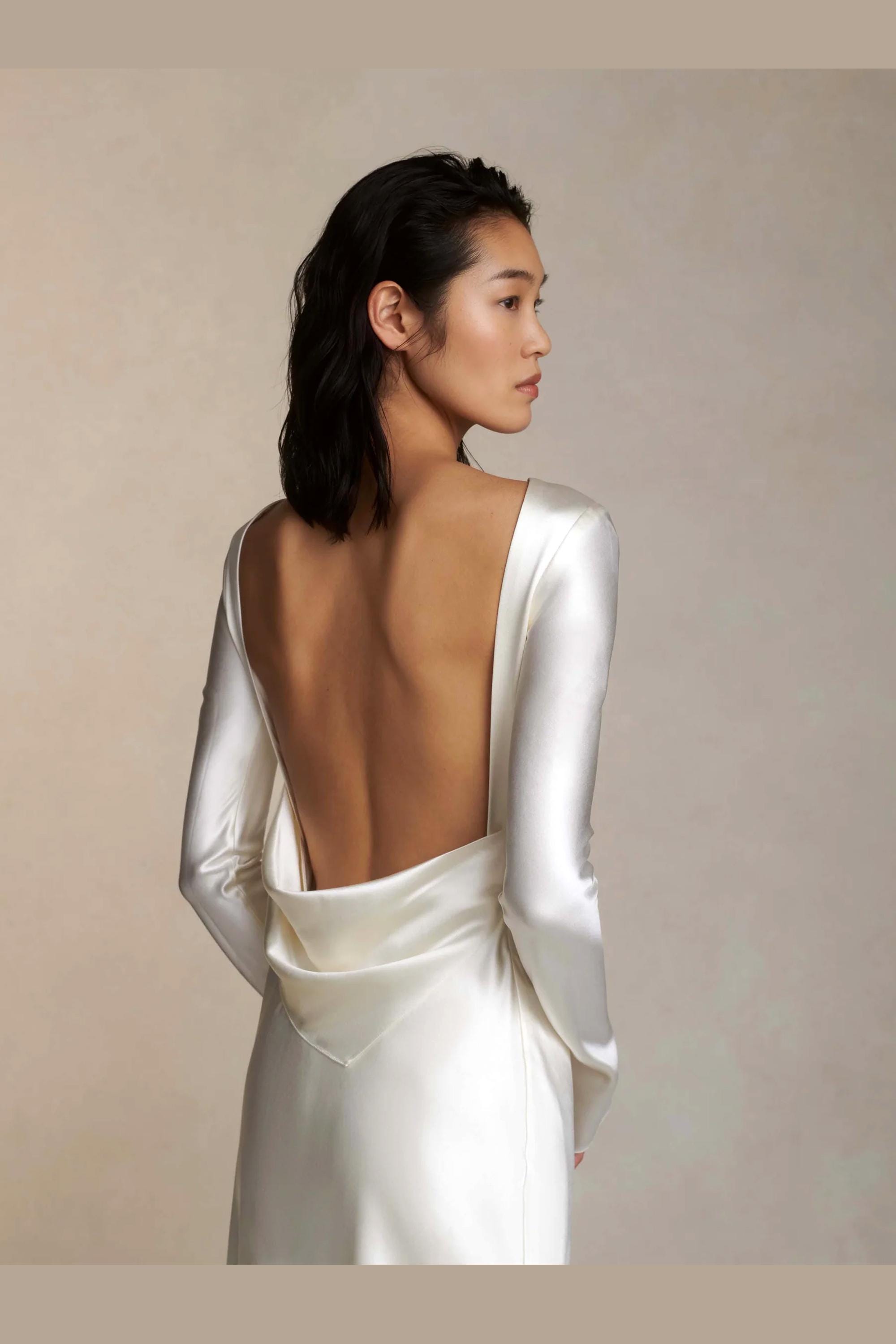Elfenbein rückenfreies A-Linie Brautkleid. Hochzeit Kleid aus schlichtem Crepe mit langen Ärmeln. Offener Rücken mit Schal drapiert Akzent. Empfang Kleid/