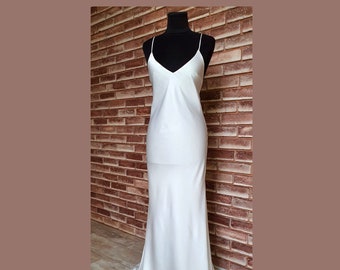 V-Ausschnitt Braut Strand Slip Kleid. Offener Rücken und V-Ausschnitt Brautjungfern Kleid. Hochzeitskleid für den Empfang. Maßgeschneidertes ivory Hochzeitskleid.