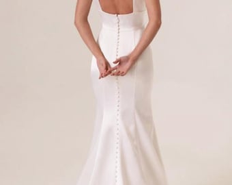 Schlanke rückenfreie Brautkleid mit Knopf-Detail. Braut Strand Kleid niedrigen quadratisch geschnittenen Rücken tiefen V-Ausschnitt. Hochzeitskleid