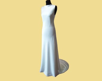 Vestido lencero color marfil para boda con escote en V. Vestido minimalista de crepé estilo sirena para boda. Vestido largo de sirena para graduación con escote en V.