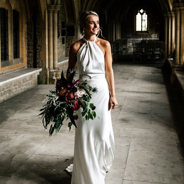 Robe de mariée dos nu simple. Robe de mariée en satin décolleté dans le dos pour demoiselles d'honneur. Habillez-vous pour la réception. Robe sur mesure avec haut dos nu.