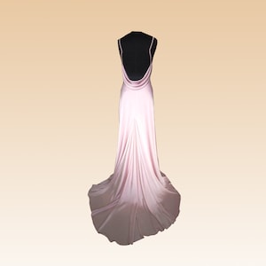 Vestido de dama de honor color rubor con espalda descubierta. Vestido de playa color rubor personalizado con espalda descubierta. Vestido de fiesta con espalda descubierta.